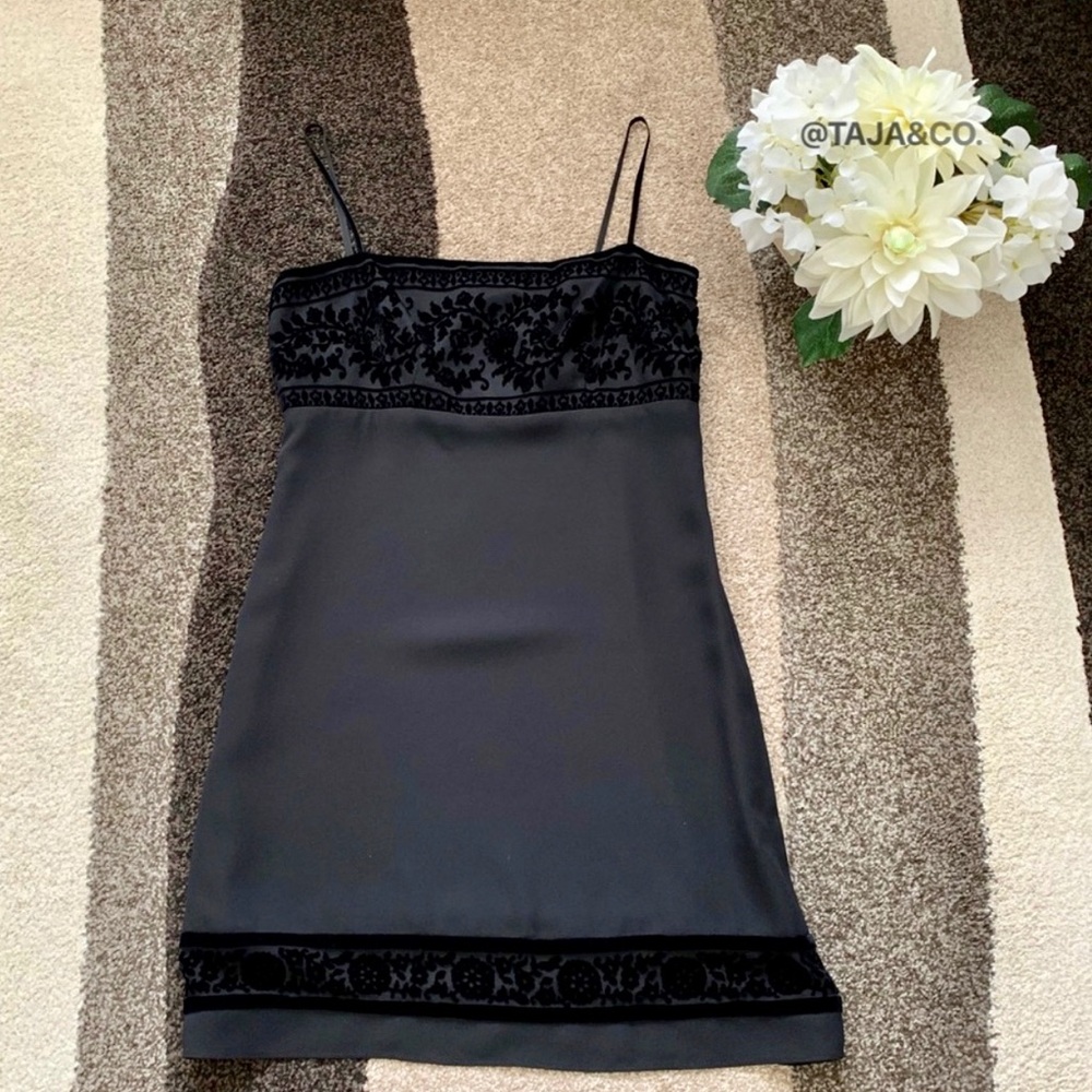 🔥🖤LAUNDRY by Shelli Segal: Velvet Mini LBD